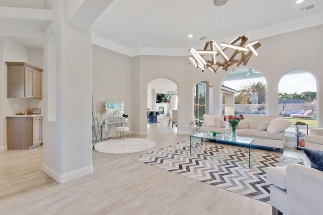 Building Photo - 5-Bedroom Pool & Spa Home in Masterpiece Estates