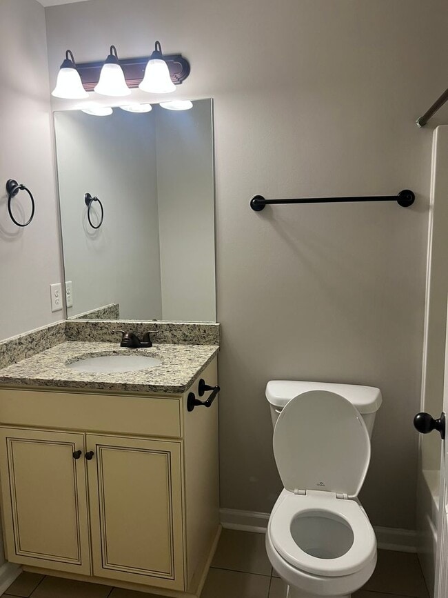 Building Photo - 2 Bedroom, 2.5 Bath Townhome in Goodlettesville