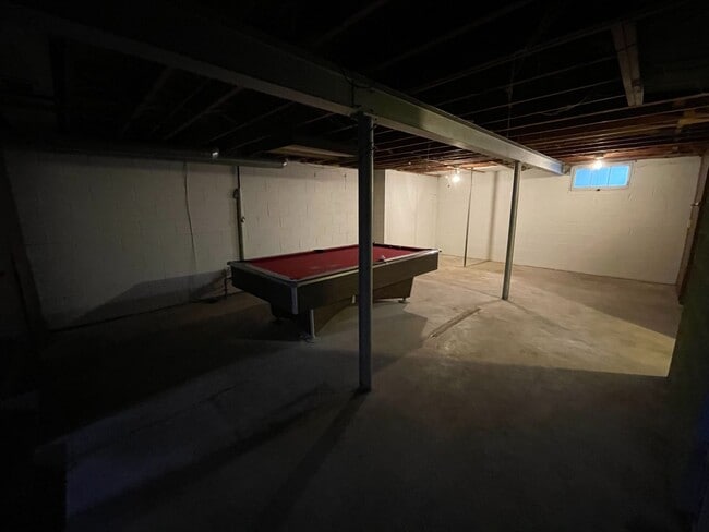 Building Photo - Hartland Single Family Ranch Home, 3 Bed, 1.5 Bath, Attached Garage