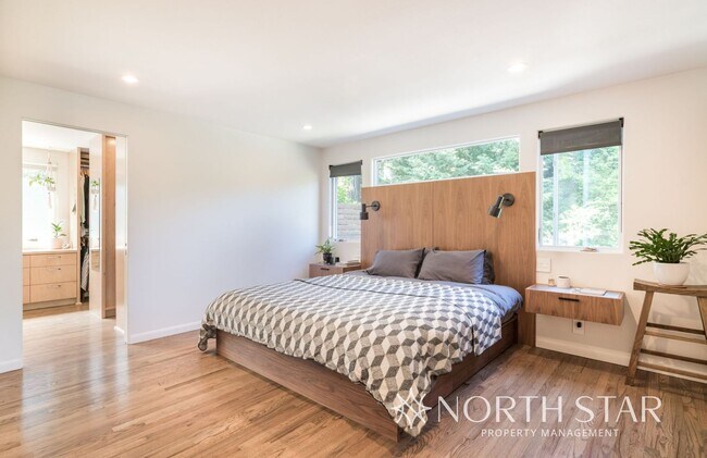 Building Photo - Perfectly located Lake Oswego Mid-century Modern Home with Lake Rights