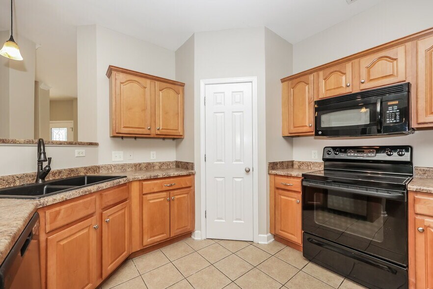Building Photo - 237 Titans Cir