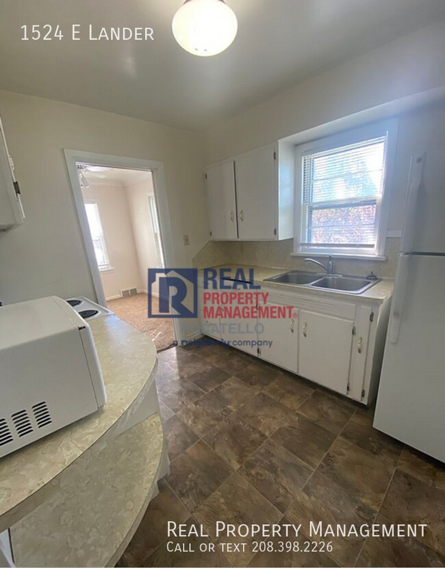Building Photo - 3 bedroom 2 bath Home