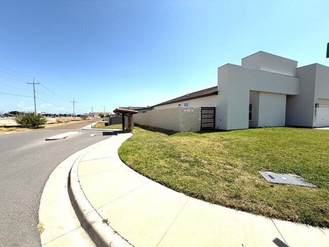 Building Photo - 6001 Vero Dr