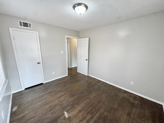 Building Photo - 3462 Mark Twain St