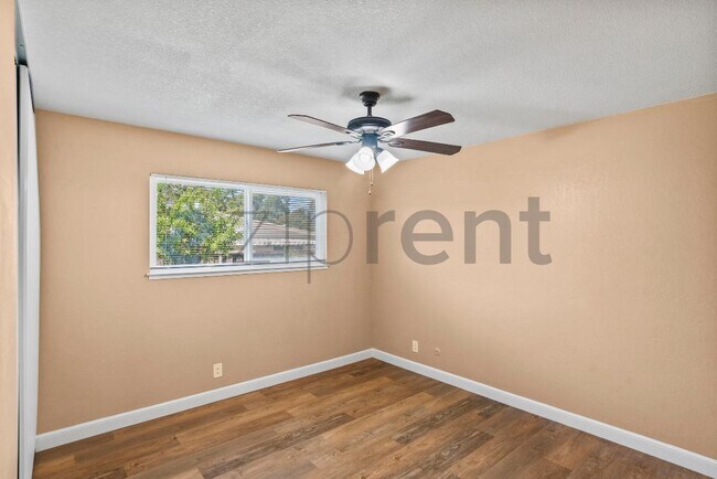 Building Photo - Unit