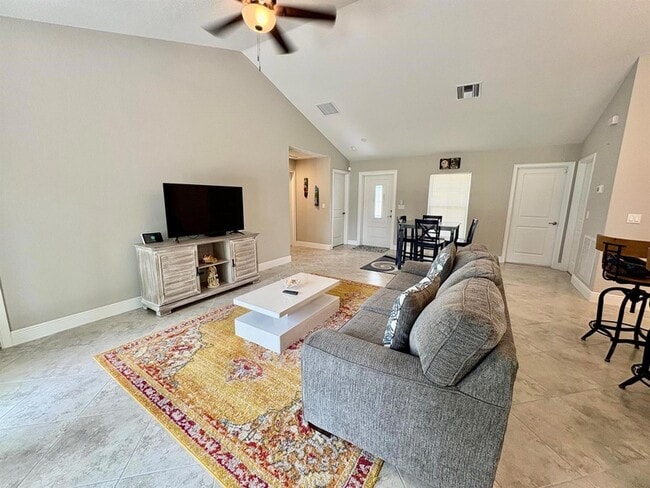 Building Photo - 713 SE East Ave