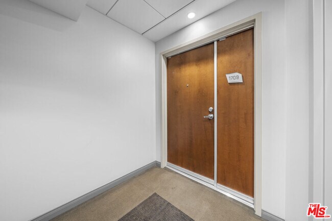 Building Photo - 3785 Wilshire Blvd