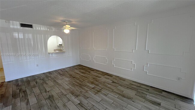 Building Photo - 711 N Pine Island Rd
