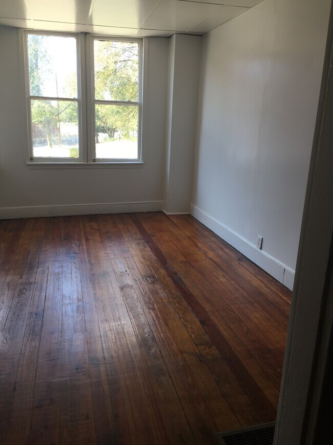 Building Photo - 3 Bedroom 2 Bath with Yard -York City SD