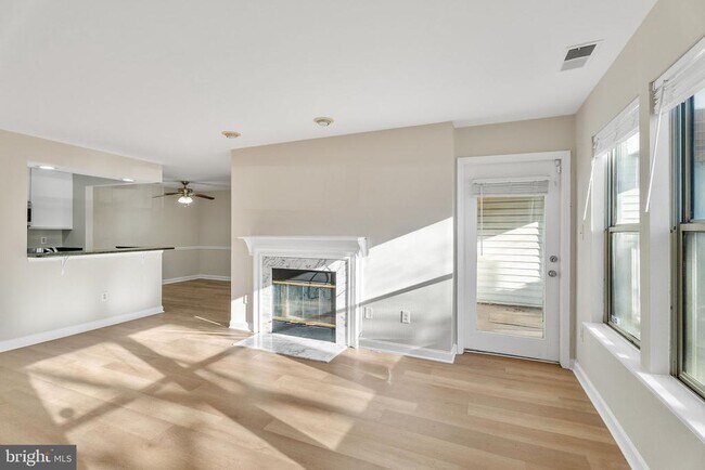 Building Photo - 3321 Sir Thomas Dr