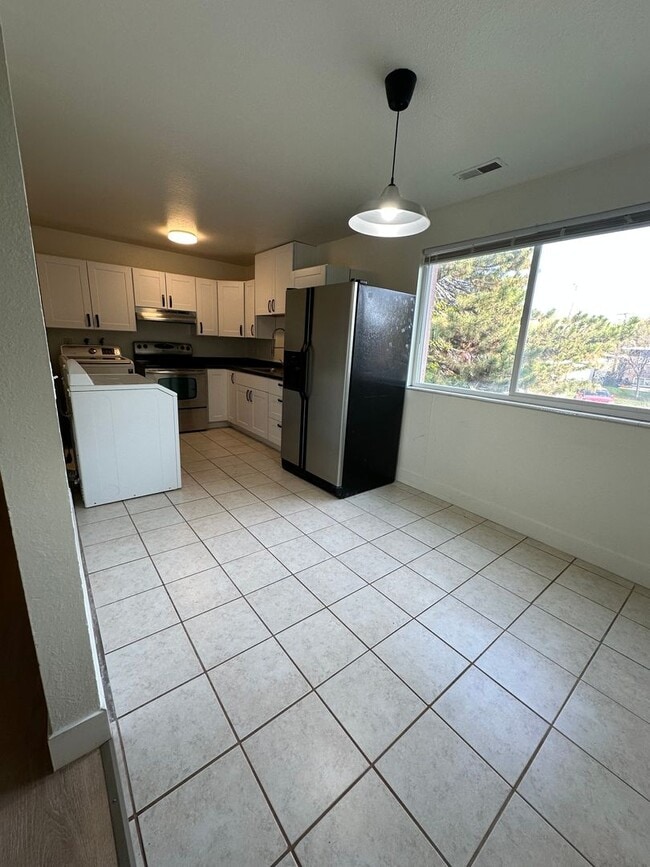 Building Photo - Beautiful Salt Lake Condo!