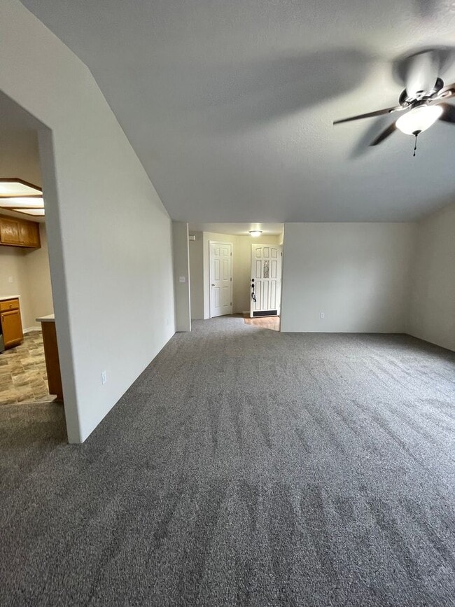 Building Photo - Spacious 3 bedroom, 2 bathroom home- CENTRAL POINT!