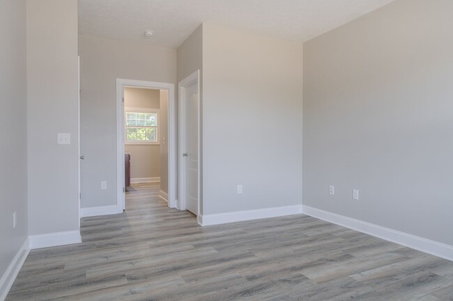 Building Photo - Oak Tree Townhome|3 bed, 2 bath| July 14th