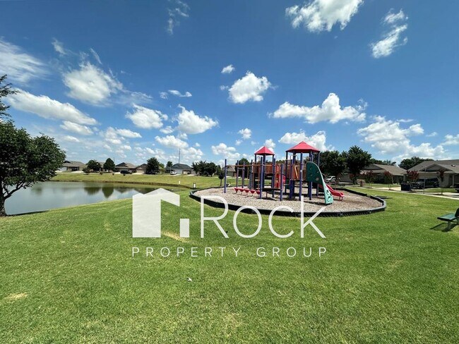 Building Photo - Beautiful 3 Bedroom Home with a Study in Westmoore Area