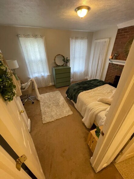 Building Photo - 211 Dunseith St