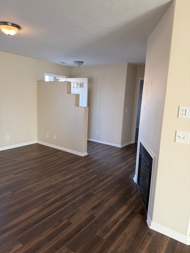 Building Photo - Charming 2 bedroom, 1 bath townhome ideally located in downtown Ivins!