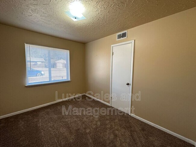 Building Photo - 116 W Rose Dr