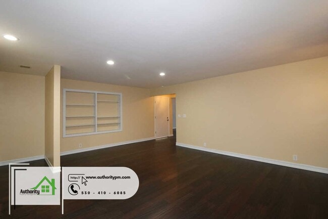 Building Photo - 875 Lakeview Dr