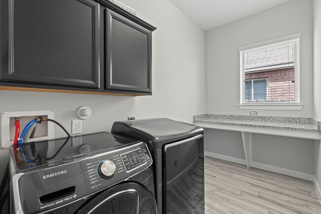 Building Photo - Come visit this beautiful home in the gate...