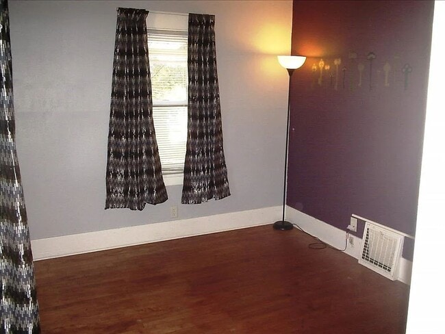 Building Photo - Charming 2-Bedroom Home with Detached Garage!