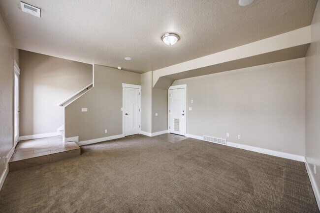 Building Photo - 972 S High Ridge Dr