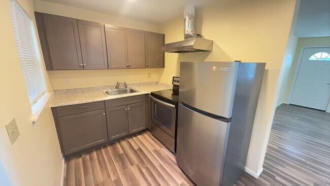 Building Photo - Cozy Two Bedroom, One Bath Single Family H...