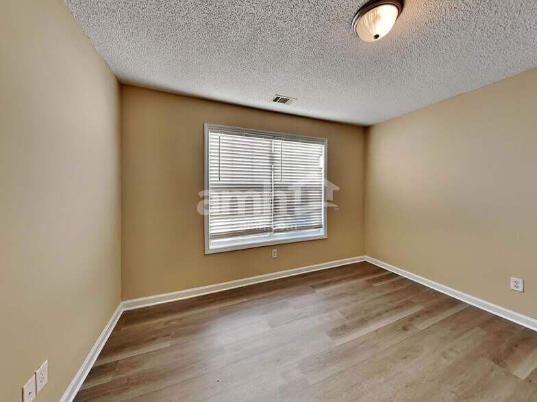 Building Photo - 447 The Gables Dr