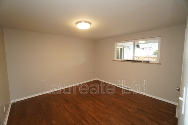 Building Photo - 2258 W Maplewood Ave