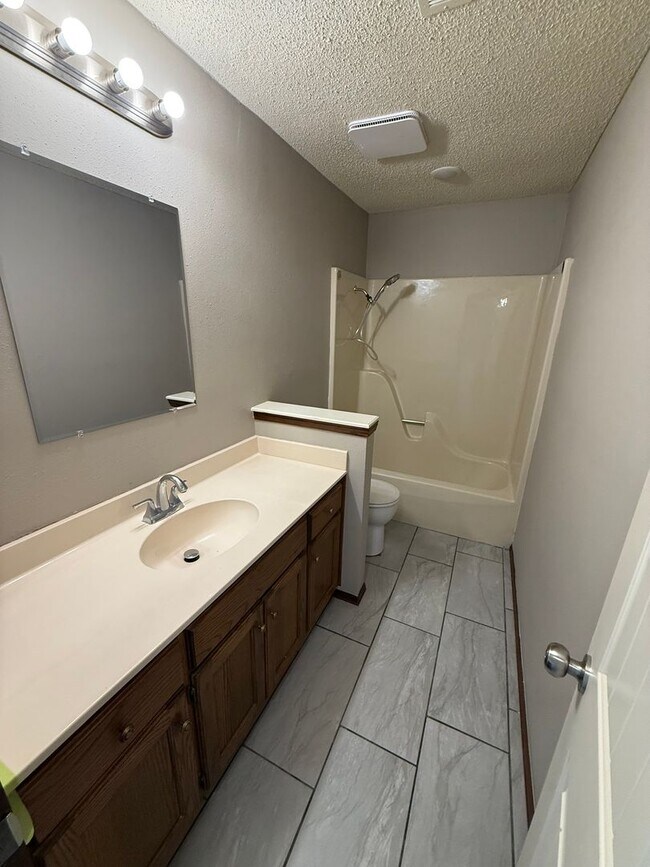 Building Photo - 3 Bed 2 Bath Duplex with 2 Car Garage.  Gas Heat & Hot Water.  Yard Care Included.