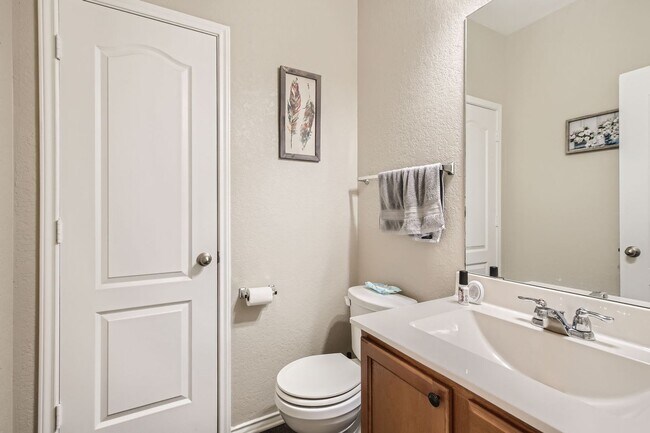 Building Photo - HALF OFF First Month Rent: 3 Bed/2.5 Bathroom~ Multiple Living Spaces~ Located near Lackland AFB!