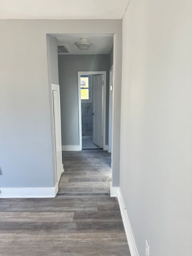 Building Photo - Newly renovated 2bd/1ba Apartments