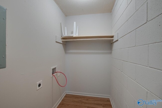 Building Photo - 1328 Oshaughnessy Ave NE