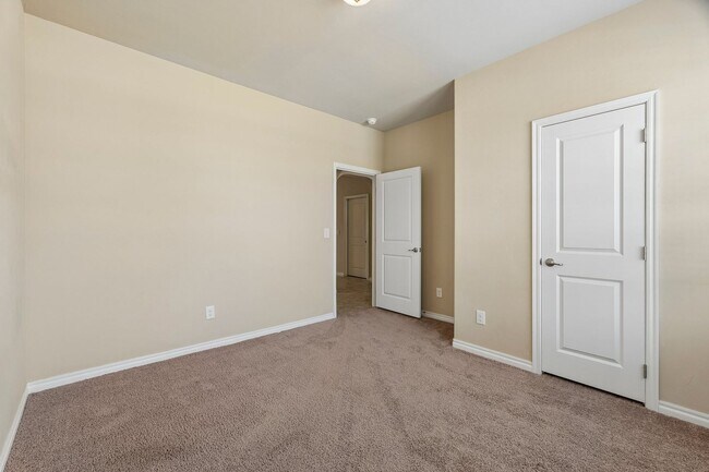 Building Photo - 3 bedroom 2 bath near Paycom!