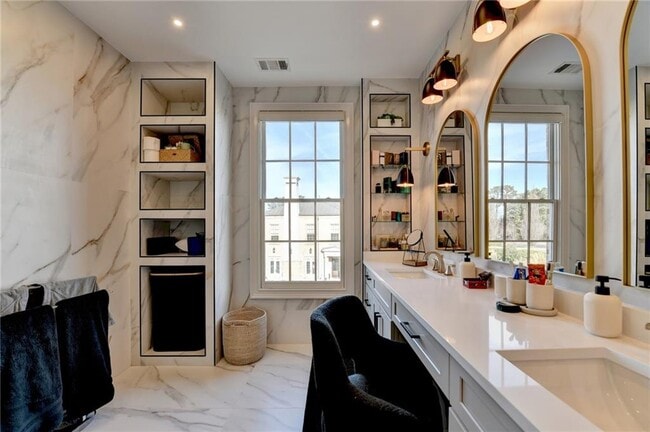 Building Photo - 120 Grand Cres