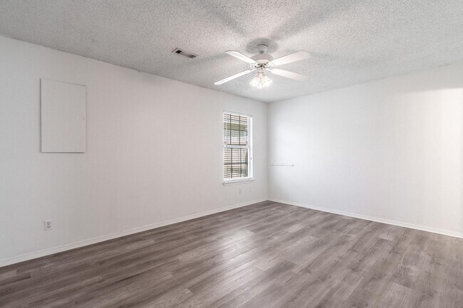 Building Photo - Spacious duplex in Fayetteville!
