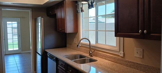 Building Photo - Beautifully Crafted 3 Bed 2 Bath Home in T...