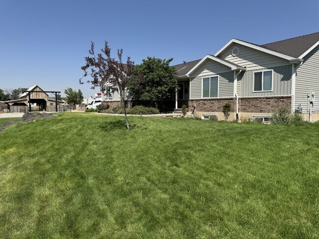 Building Photo - 890 W 110 S