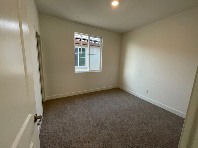 Building Photo - Like New Upscale West Roseville Home for Rent