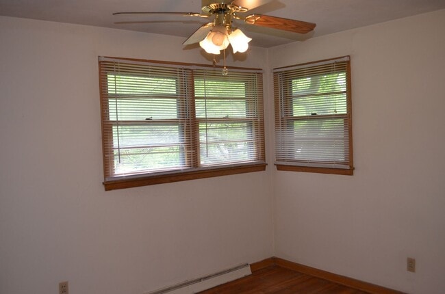 Building Photo - 3 bed, 2 bath home in Parkade area