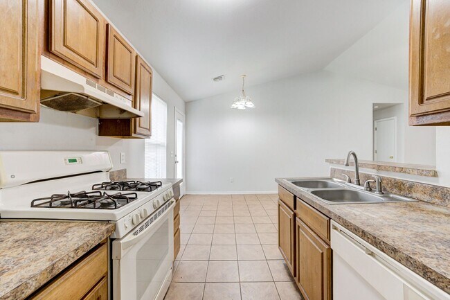 Building Photo - Cute 3BD/2BTH Duplex in Central East Norman!