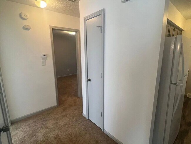 Building Photo - 431-431 Maple Grove Way