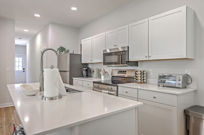 Building Photo - 5754 Pilgrim Ave