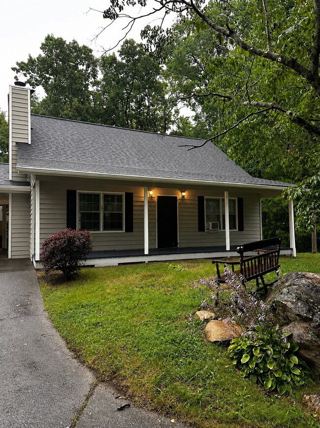 Building Photo - 14 Country Ln SE