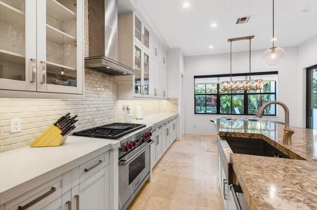 Building Photo - 17662 Cadena Dr