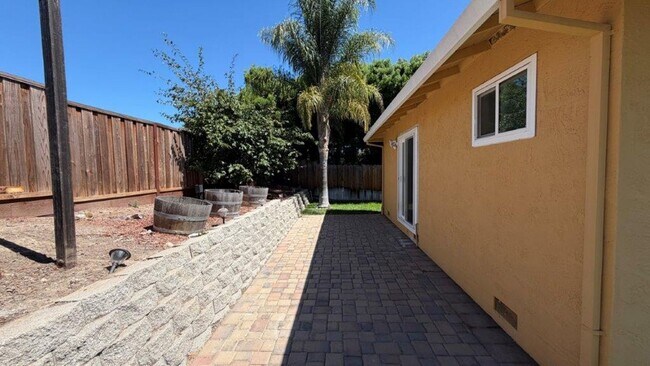 Building Photo - Beautiful Updated 4-Bedroom Martinez Home with Hardwood Floors,  Backyard & Gardener Included