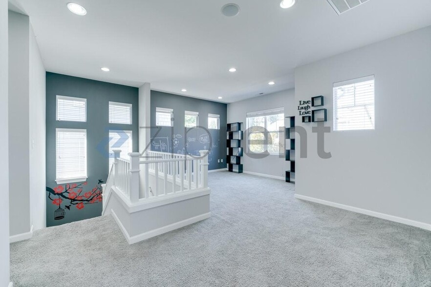 Building Photo - Unit