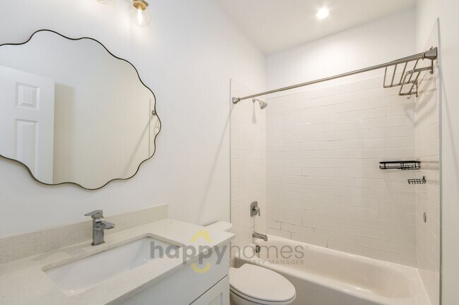 Building Photo - 4BR/3BA Modern Downtown Home with Fenced-In Yard