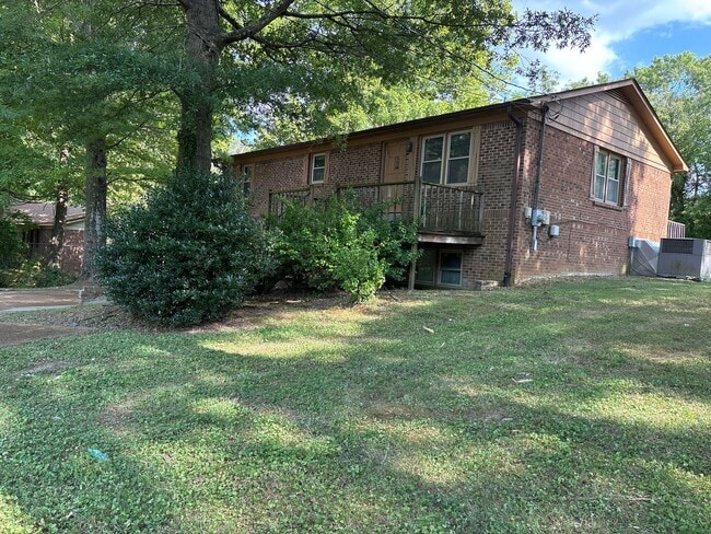 Building Photo - 4 Bedroom House ** Section 8 Approved **