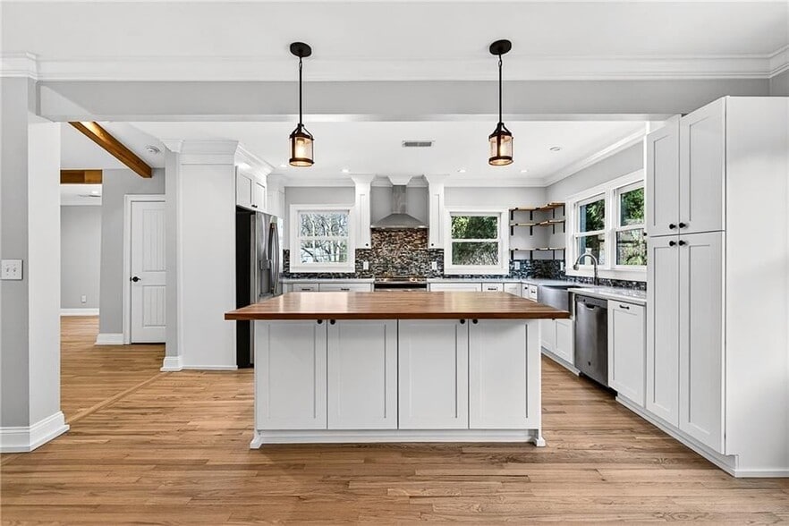 Building Photo - 1319 Chalmette Dr NE