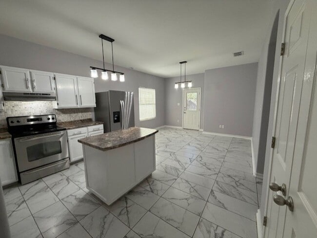 Building Photo - Las Ventanas off Highway 359!